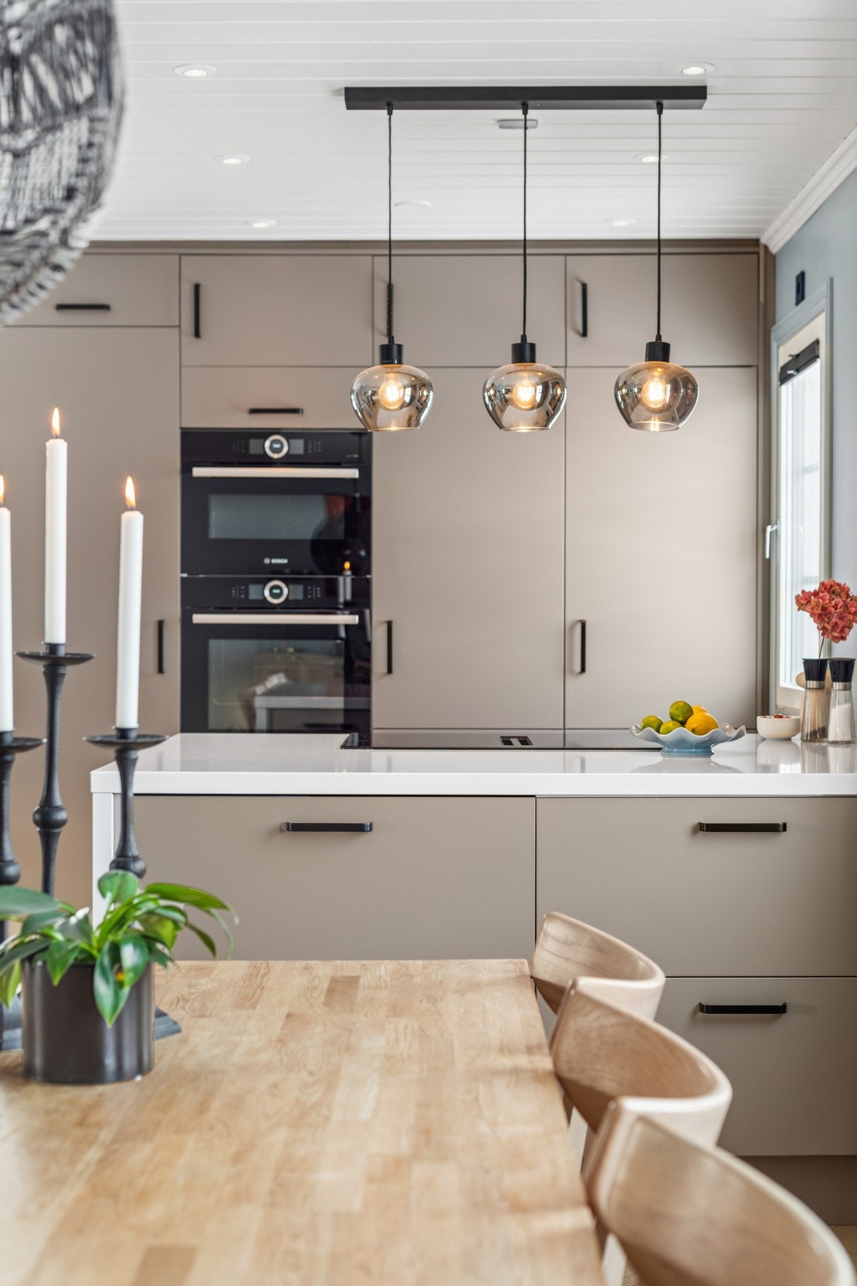 Kjøkkenet er utsyrt med kjøleskuffer som er praktisk plassert i forhold til spisebordet. Galleribilde