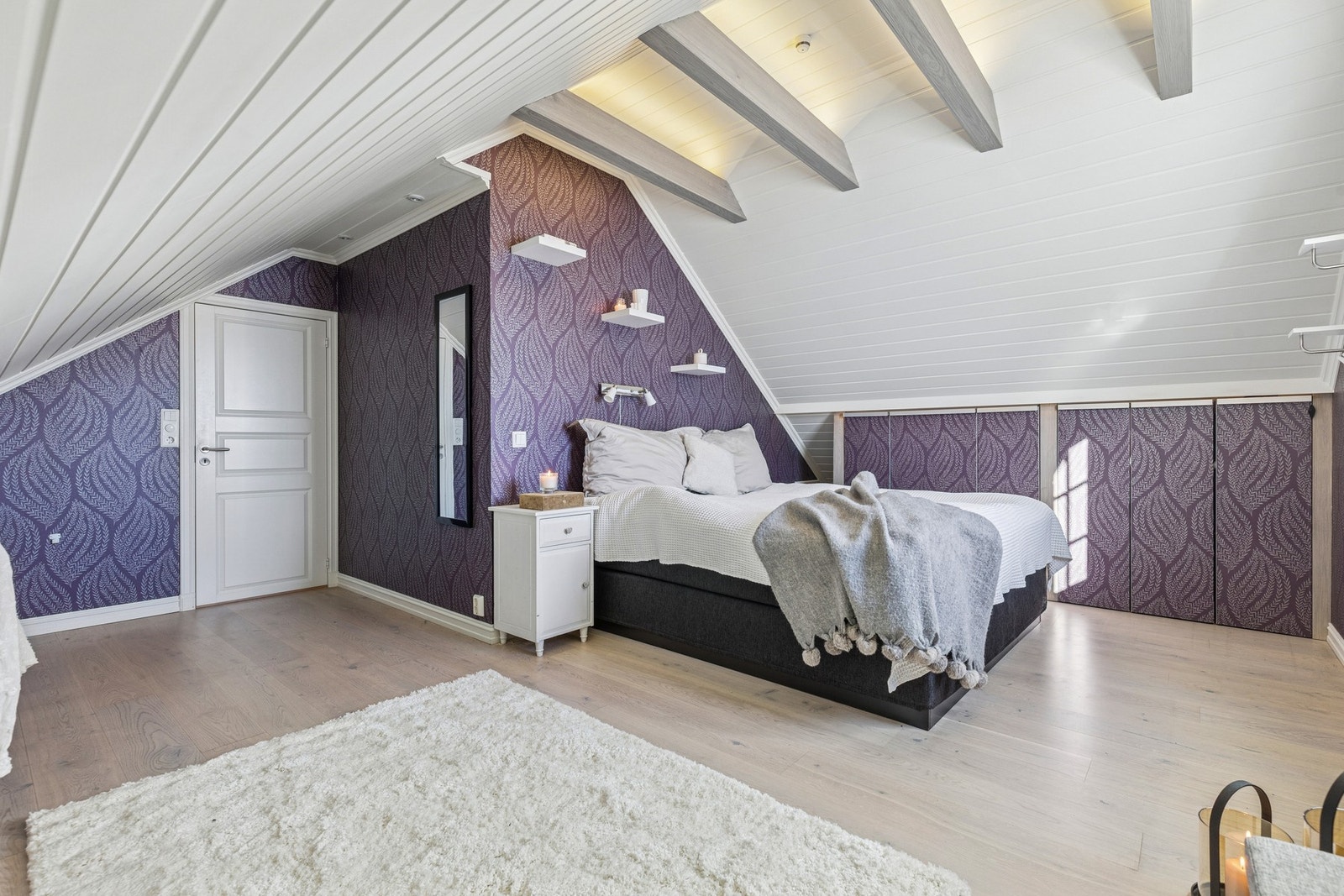 I loftsetasjen er det ytterligere to soverom, hvor det ene fungerer som et stort og behagelig hovedsoverom. (Dette bildet er AI-redigert) Galleribilde