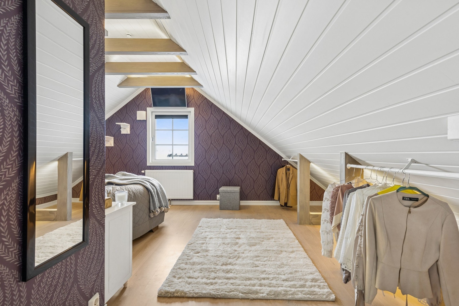 Hovedsoverommet har god plass til dobbeltseng og praktiske garderobeløsninger. Galleribilde