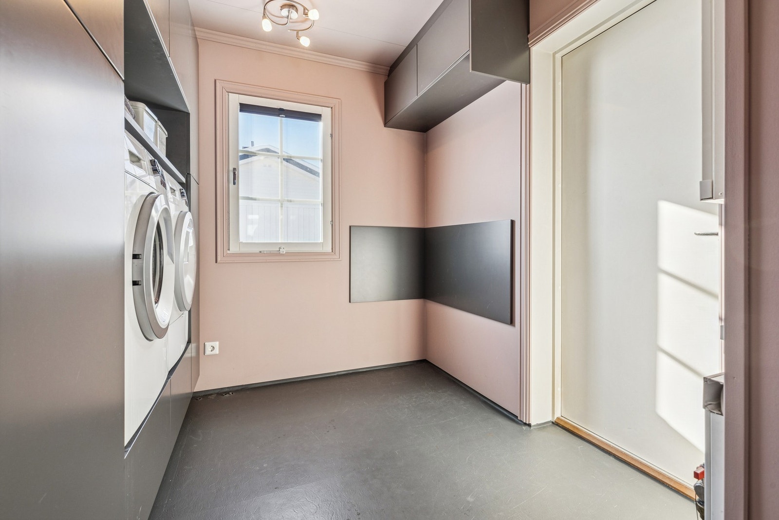 Vaskerommet har egen utgang til bakhagen. Galleribilde