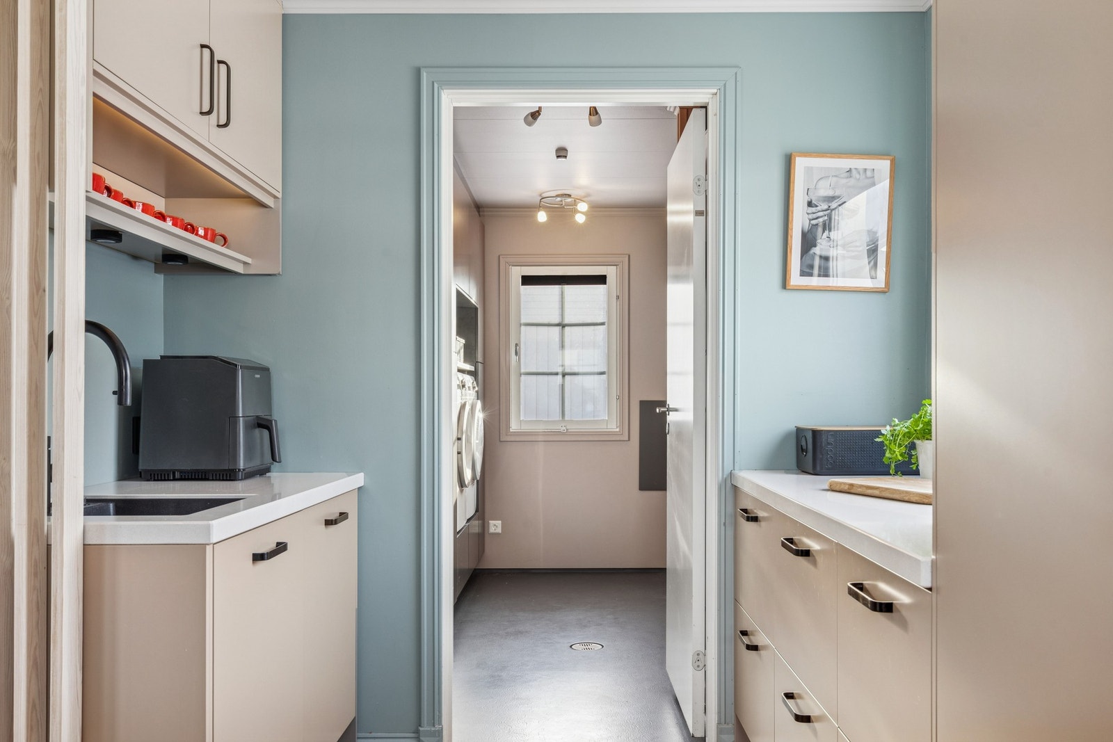 Fra kjøkkenet er det adkomst til vaskerom. Galleribilde