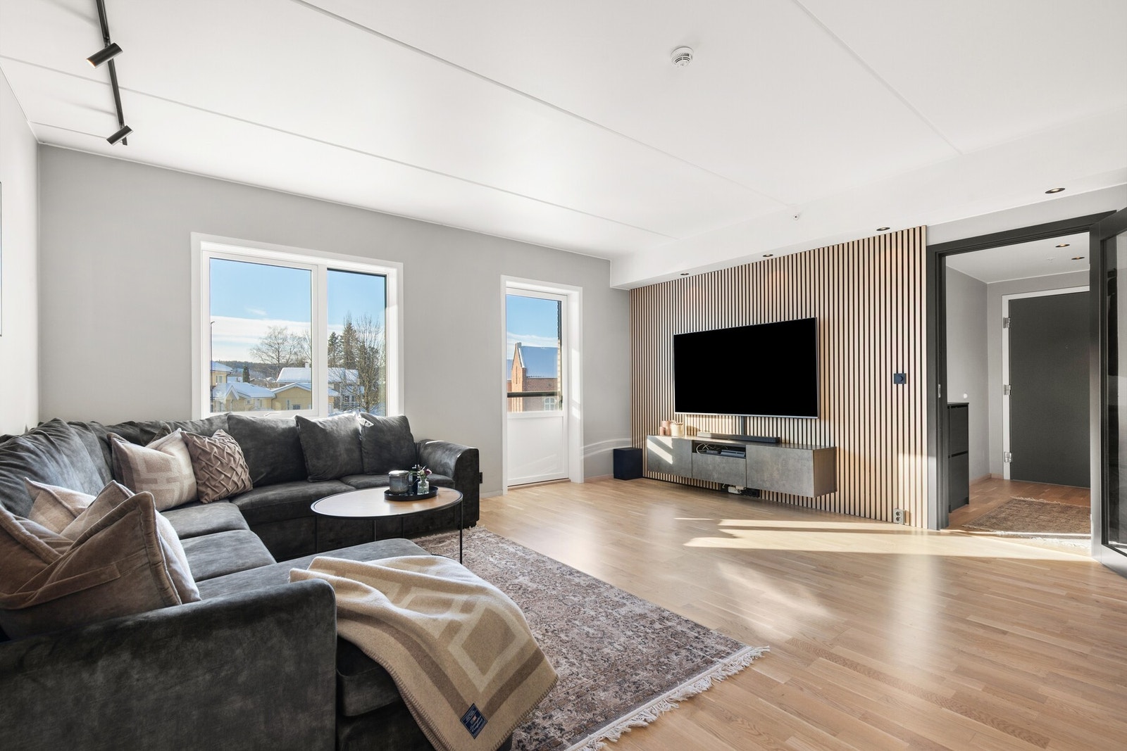 Romslig stuedel med fransk balkong. Galleribilde