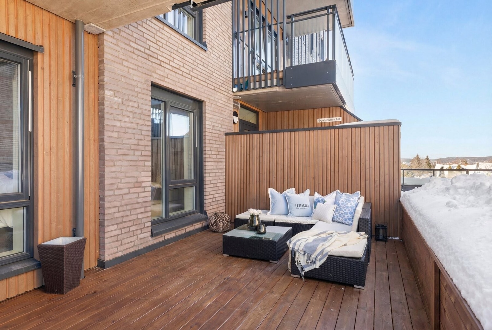 Velegnet plass til utemøblement i ulike soner og grill. Galleribilde