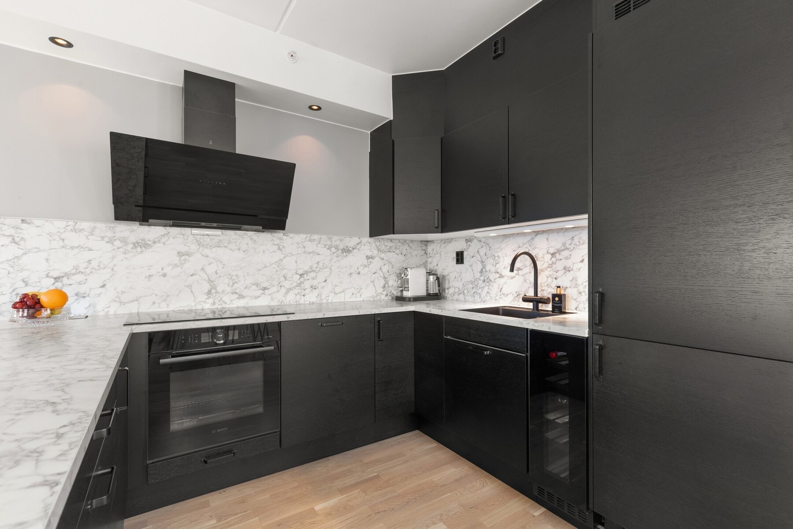 Integrerte hvitevarer bestående av stekeovn, 80cm nedfelt induksjonstopp og kjøl/frys. Galleribilde