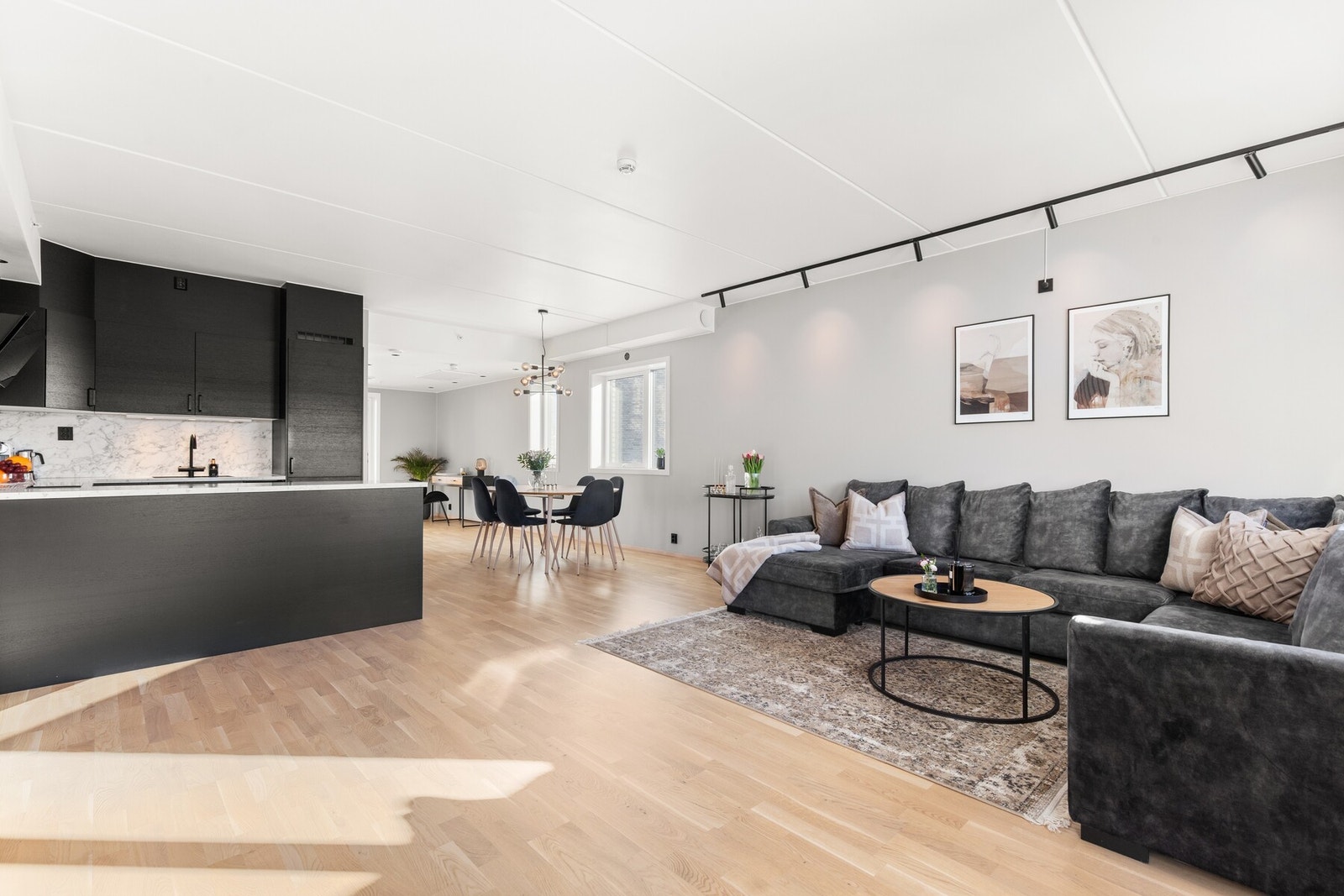 Åpen løsning mellom stue og kjøkken er gjort som tilvalg. Galleribilde