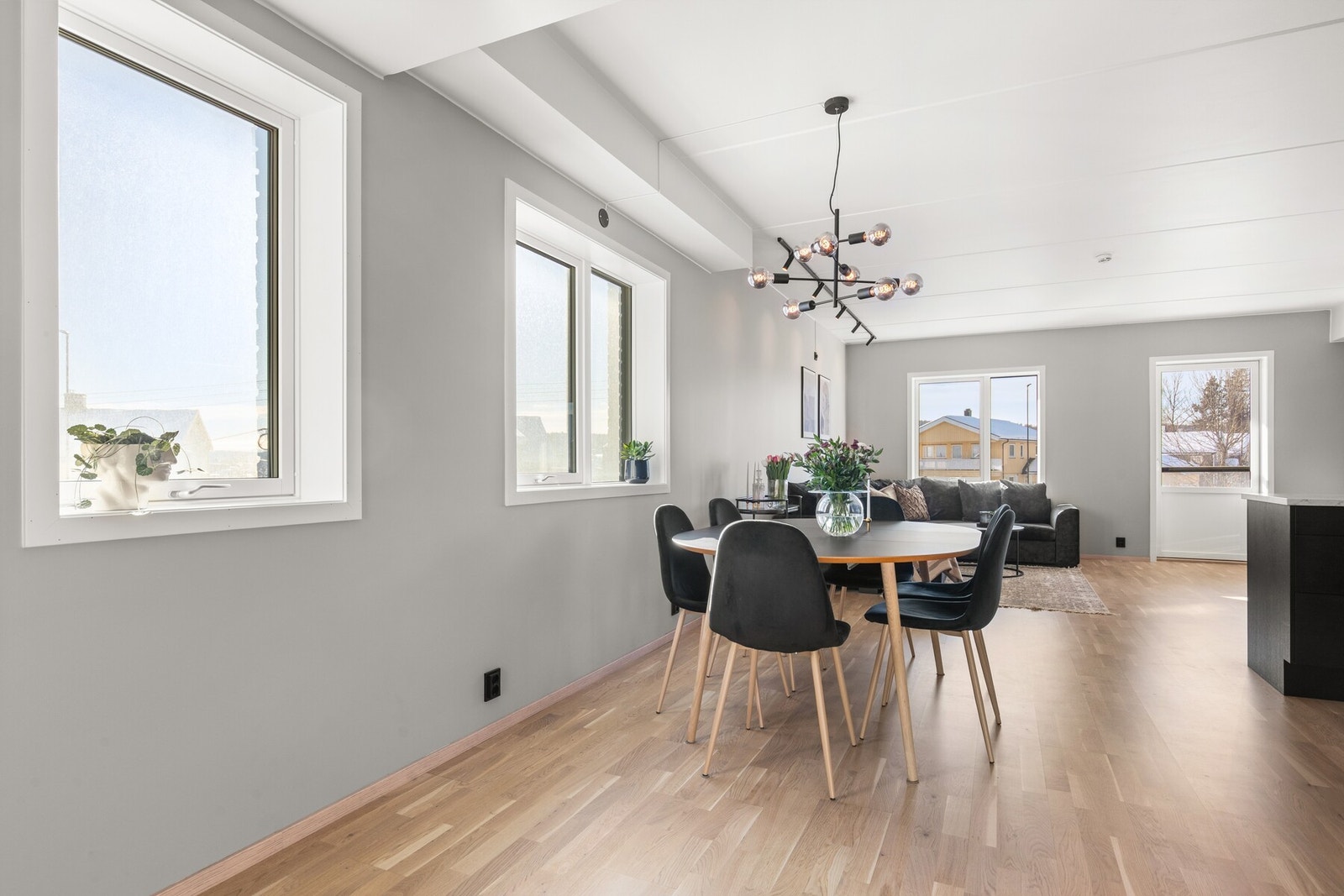 Screens med fjernbetjening på vinduer i stue- og kjøkkendelen. Galleribilde