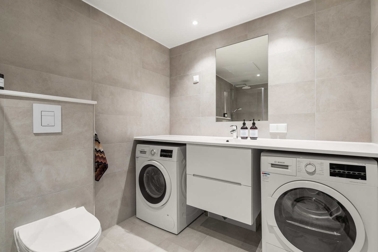 Meget pent og gjennomført bad helfliset i moderne fargetoner. Galleribilde