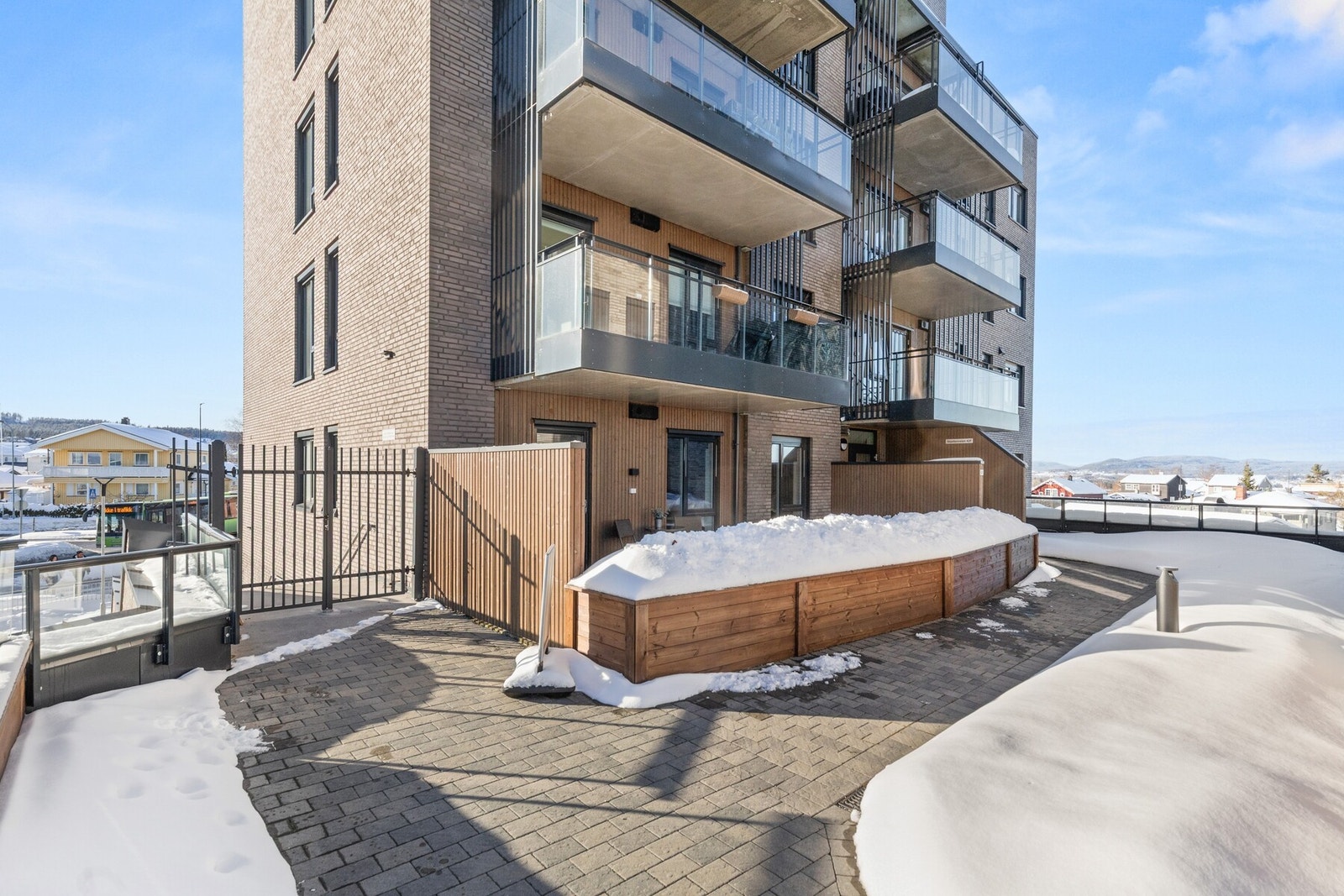 Leilighetens terrasse vender mot flotte fellesområder. Galleribilde