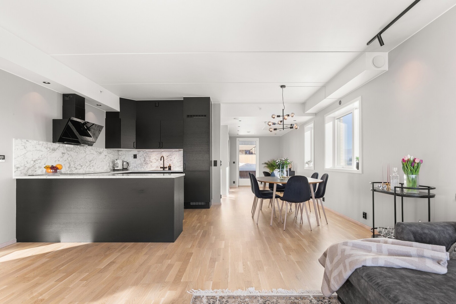 Velegnet plass til spiseseksjon i tilknytning til kjøkkenet. Galleribilde