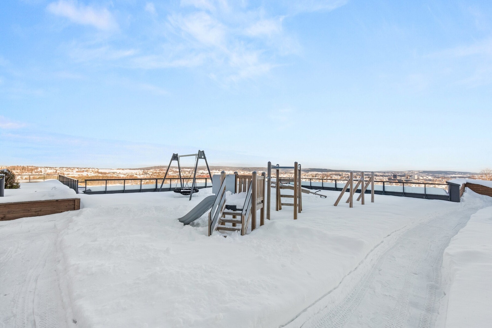 Barnevennlig med lekeplass og sandkasser. Galleribilde