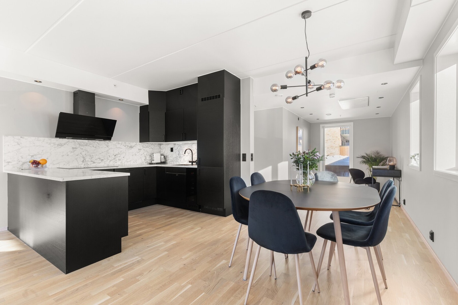 Eksklusivt preg med mørkbeisede fronter i eik. Galleribilde