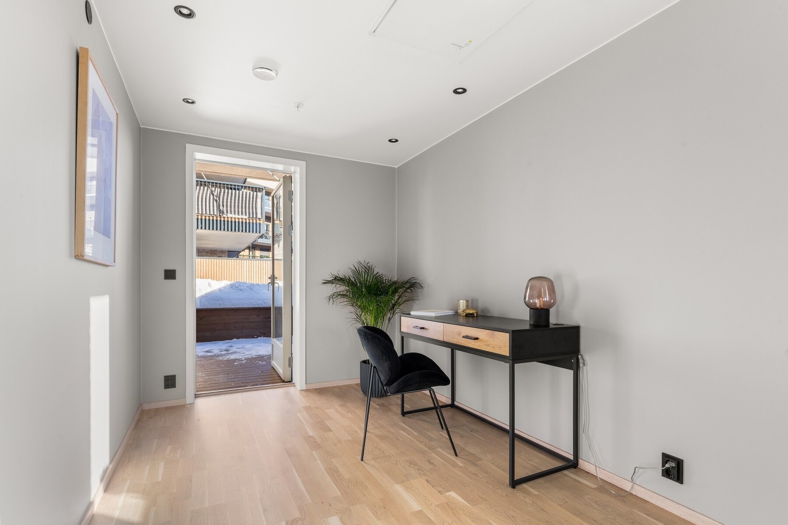 Egen nisje med god plass til hjemmekontor eller lesekrok. Galleribilde