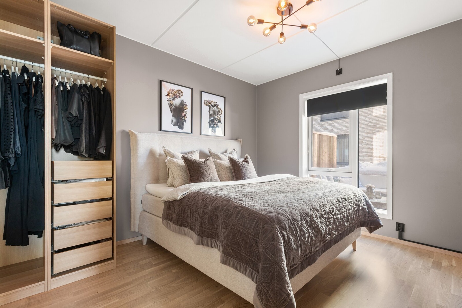 Hovedsoverom med god plass til dobbelseng, nattbord og garderobeskap. Galleribilde