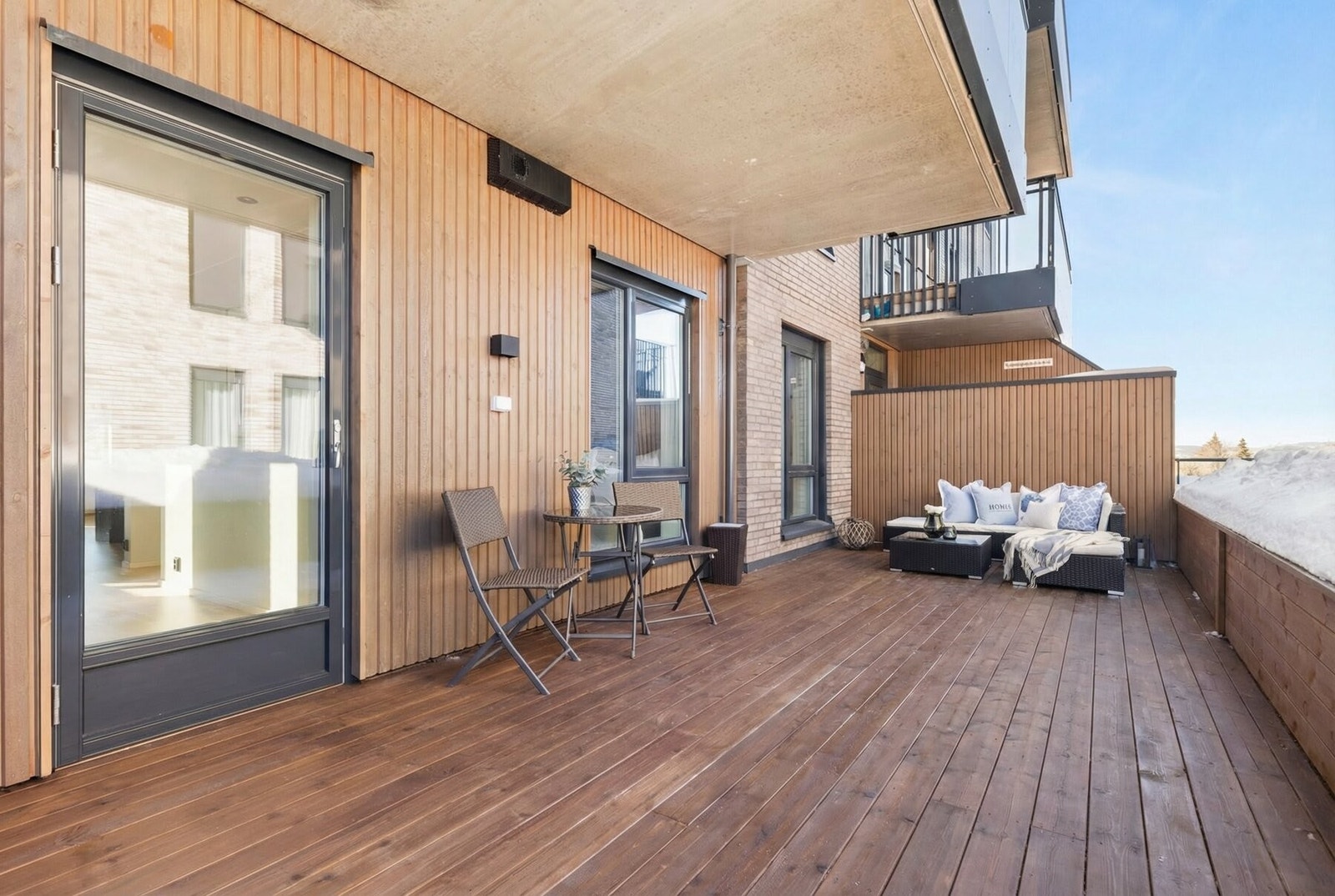 Fra stuen er det utgang til stor terrasse på 27 kvm. Galleribilde