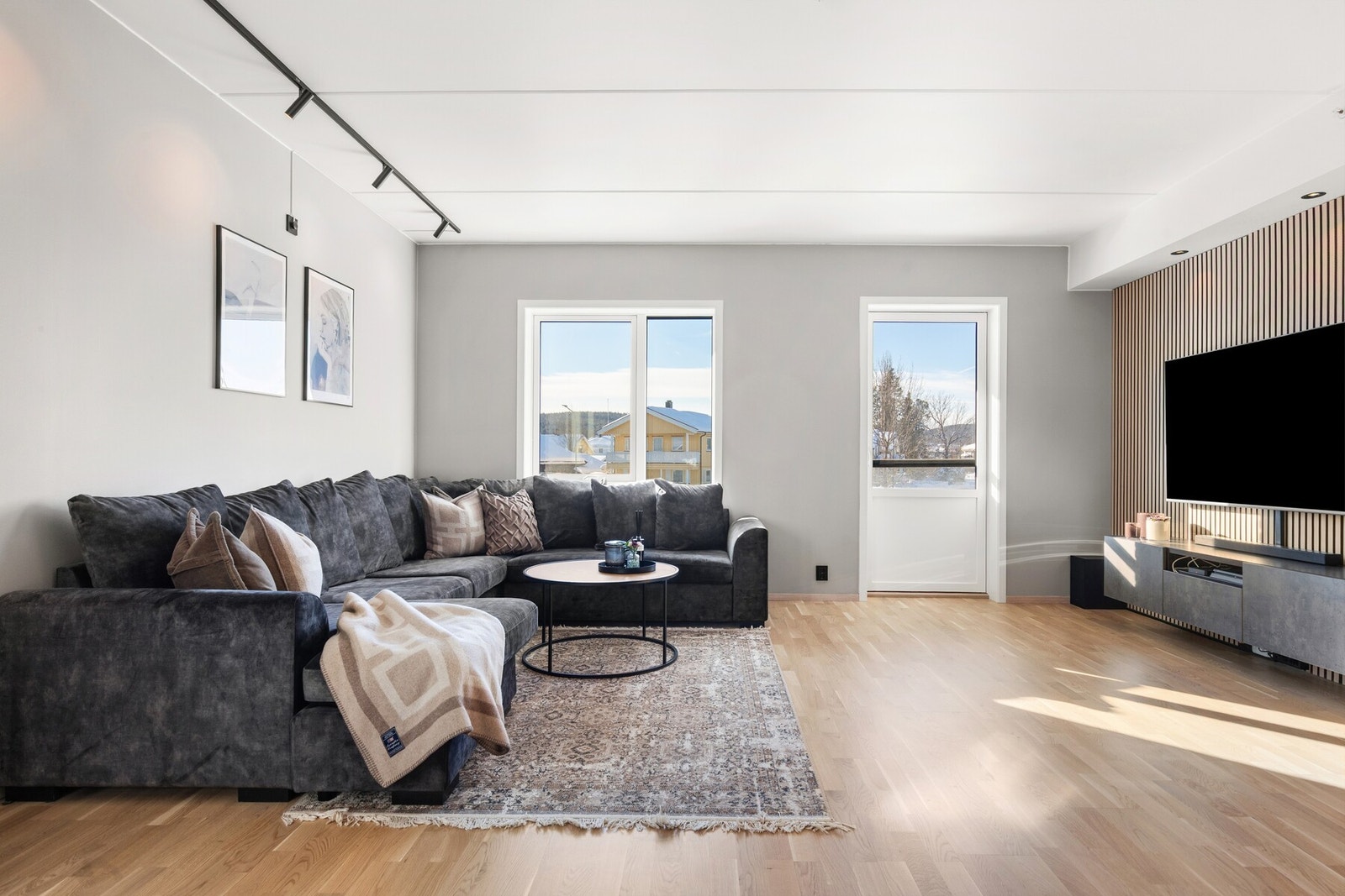 Mye naturlig lys fra store vindusflater. Galleribilde