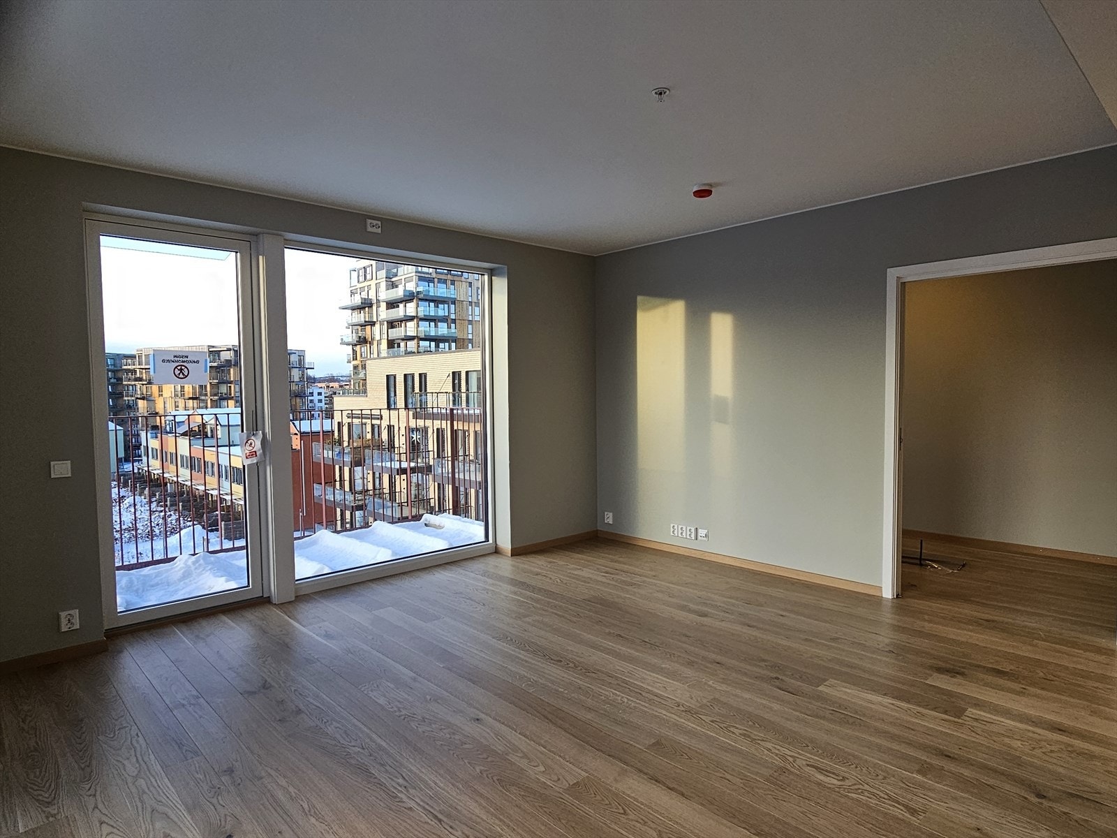 Fra stuen er det utgang til vestvendt balkong med flott utsikt og gode solforhold Galleribilde