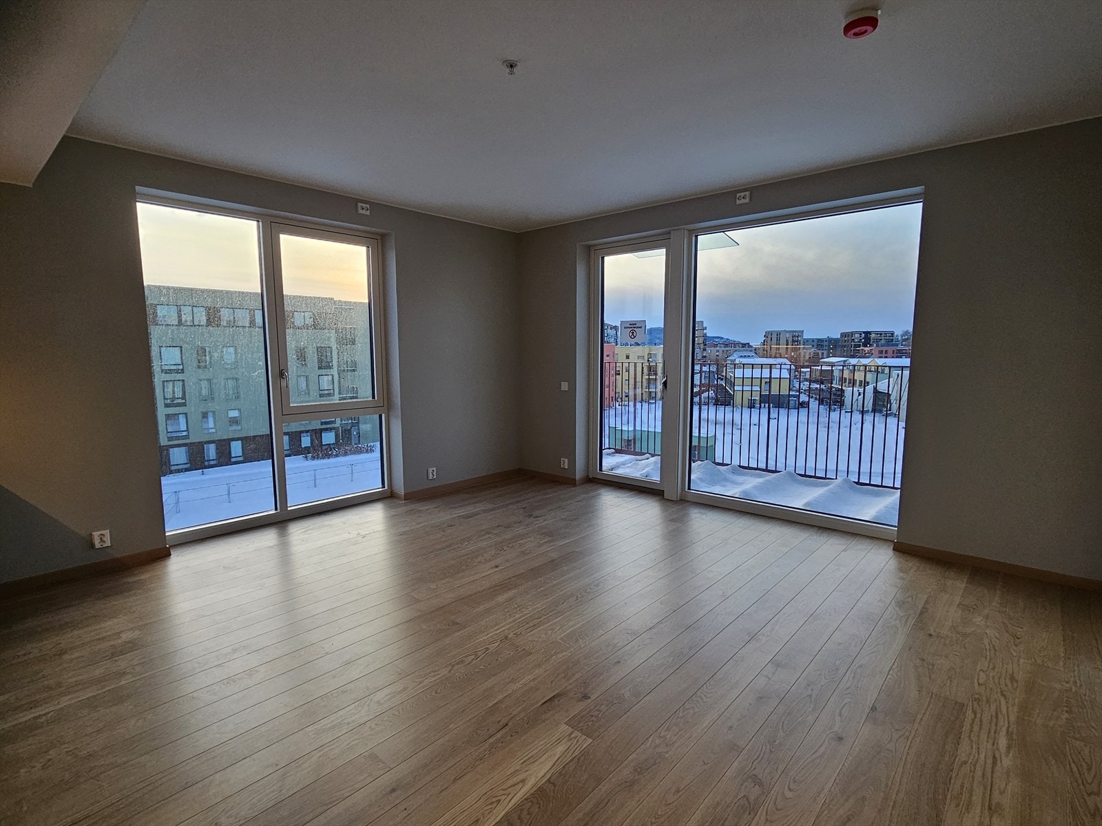 Meget attraktiv hjørnebeliggenhet med store vindusflater som gir godt med lysinnslipp fra sør og vest Galleribilde