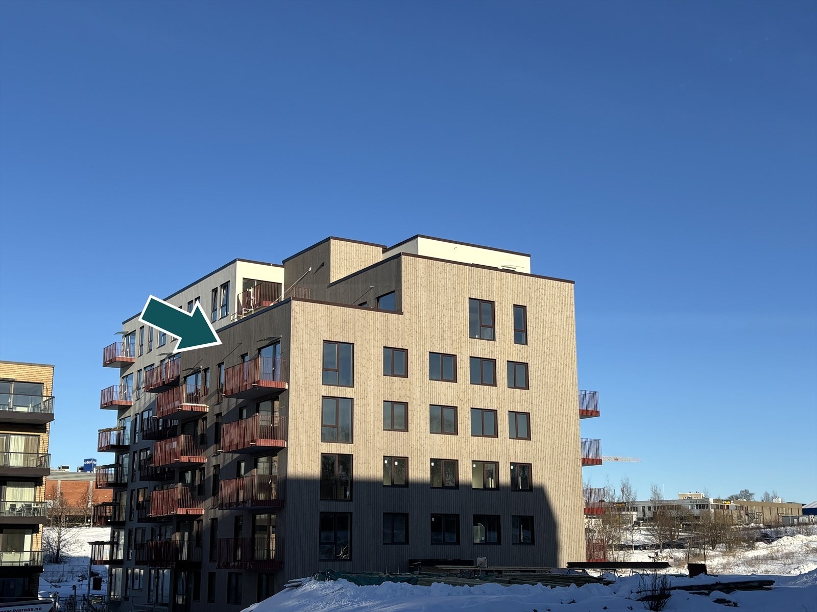 Byggets flotte fasade med leilighetens beliggenhet Galleribilde