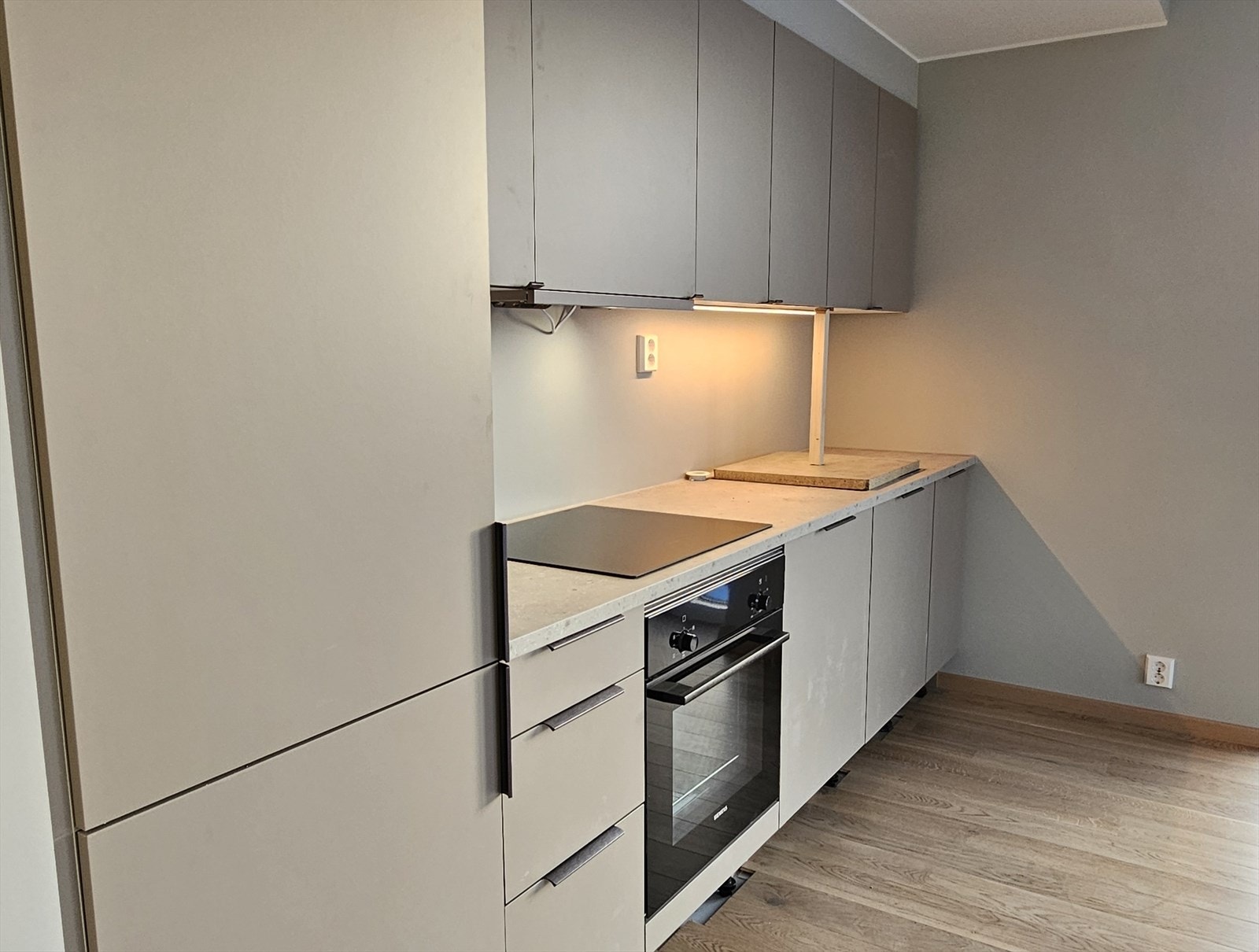 Kjøkkenet har integrerte hvitevarer fra Siemens Galleribilde