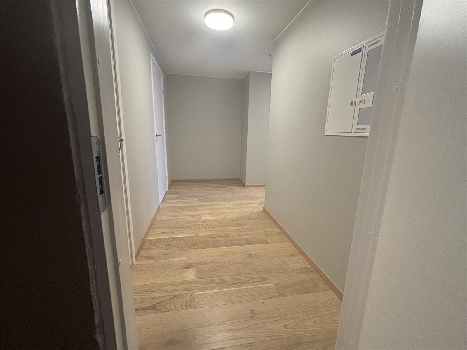 Romslig entré med god plass til garderobeløsning i enden av gangen Galleribilde