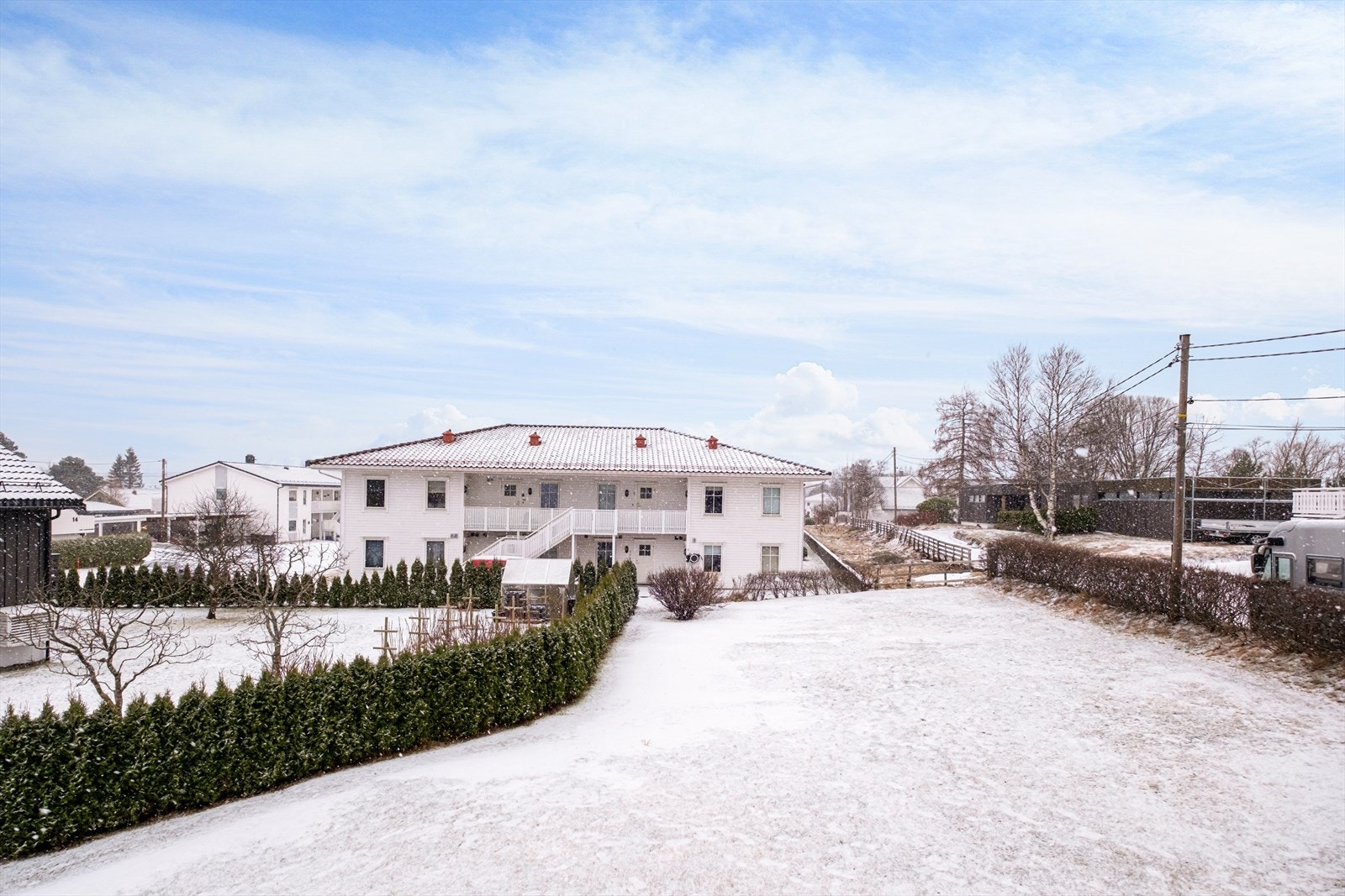 En romslig hage på sameiets tomt gir gode muligheter for ulike utendørsaktiviteter. Galleribilde