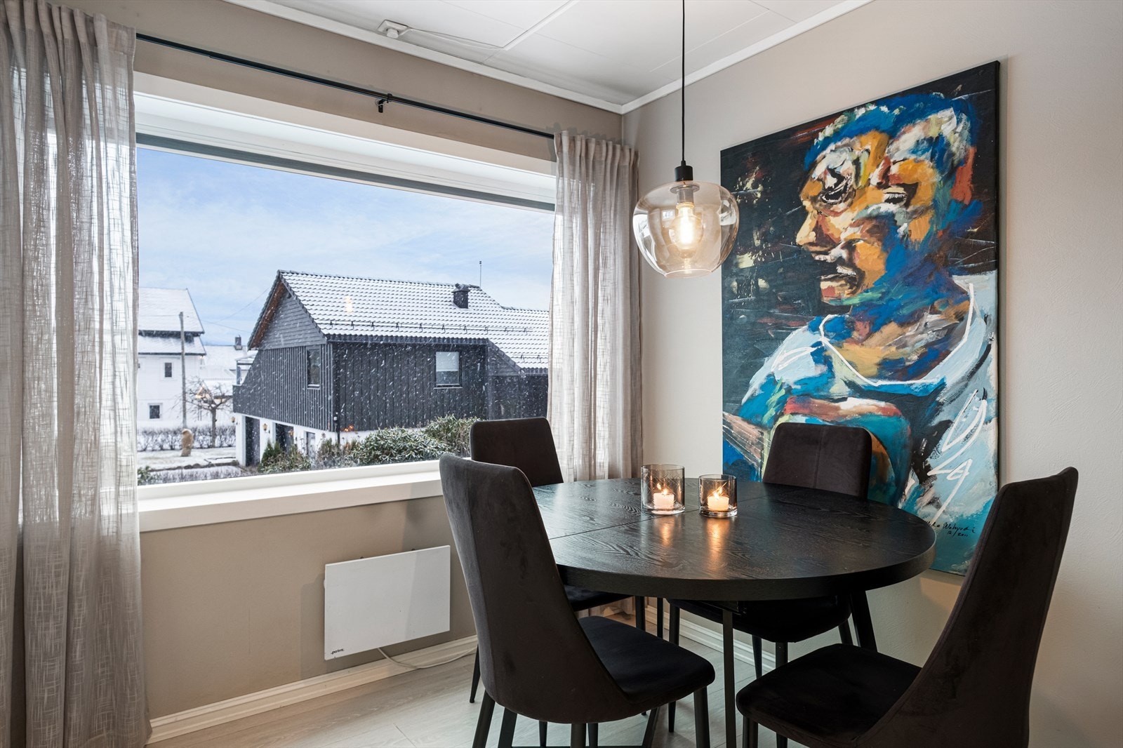 Spisestue med utsyn og god plass til familie og gjester. Galleribilde