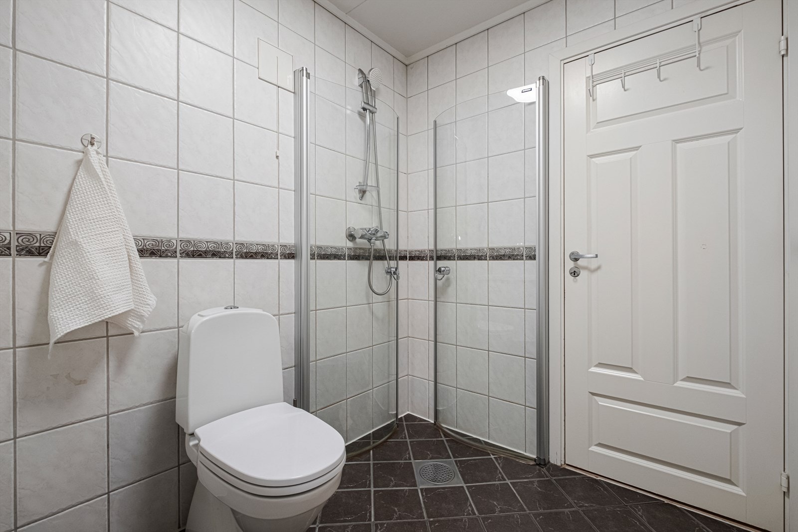 Lyst helfliset bad med varmekabler på gulv. Galleribilde