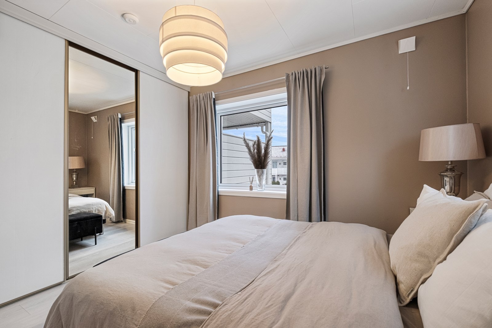 Godt med lagringsplass i en romslig skyvedørsgarderobe. Galleribilde