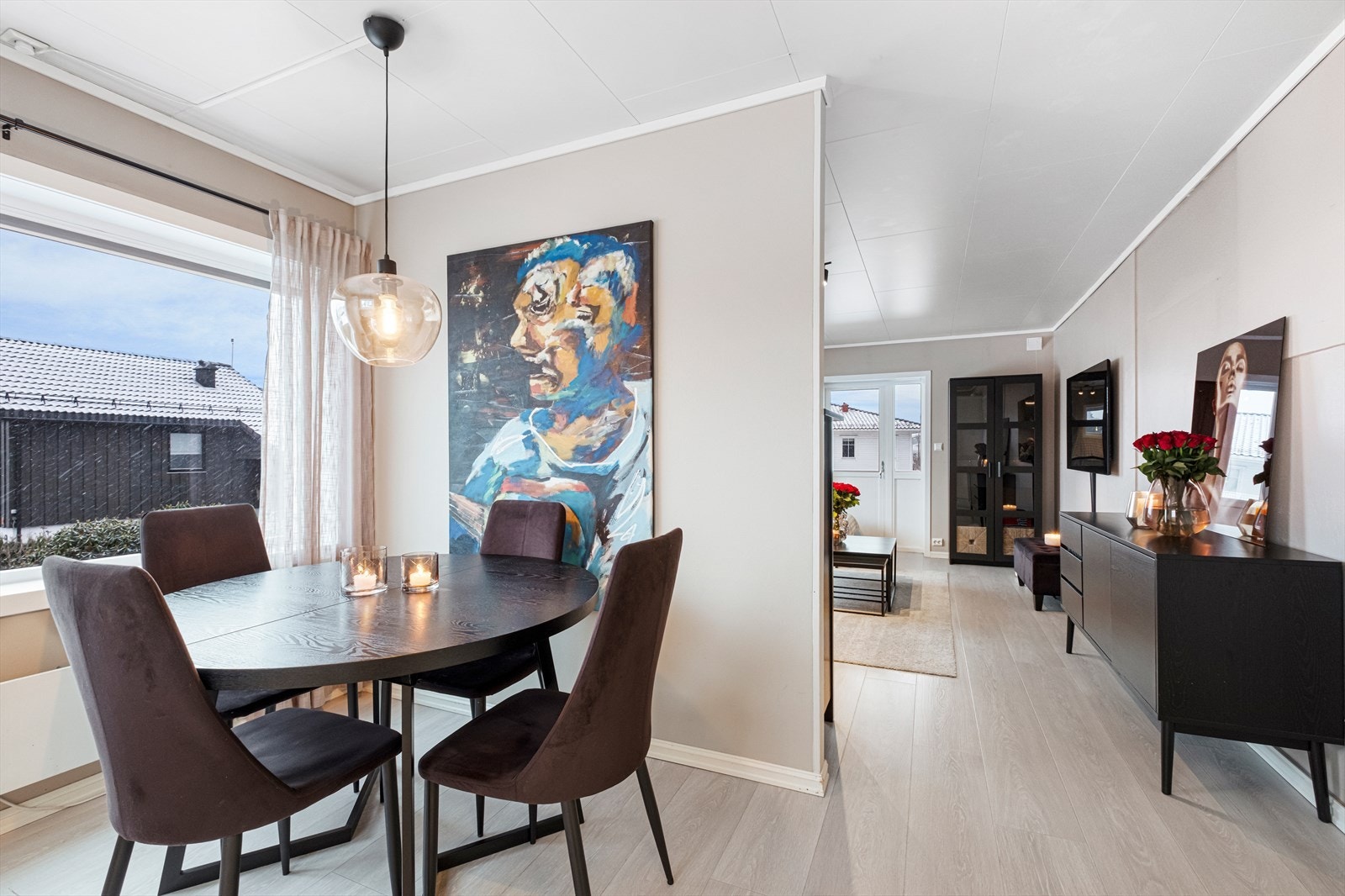 Det er behagelige fargetoner i leiligheten, som skaper et rolig preg. Galleribilde