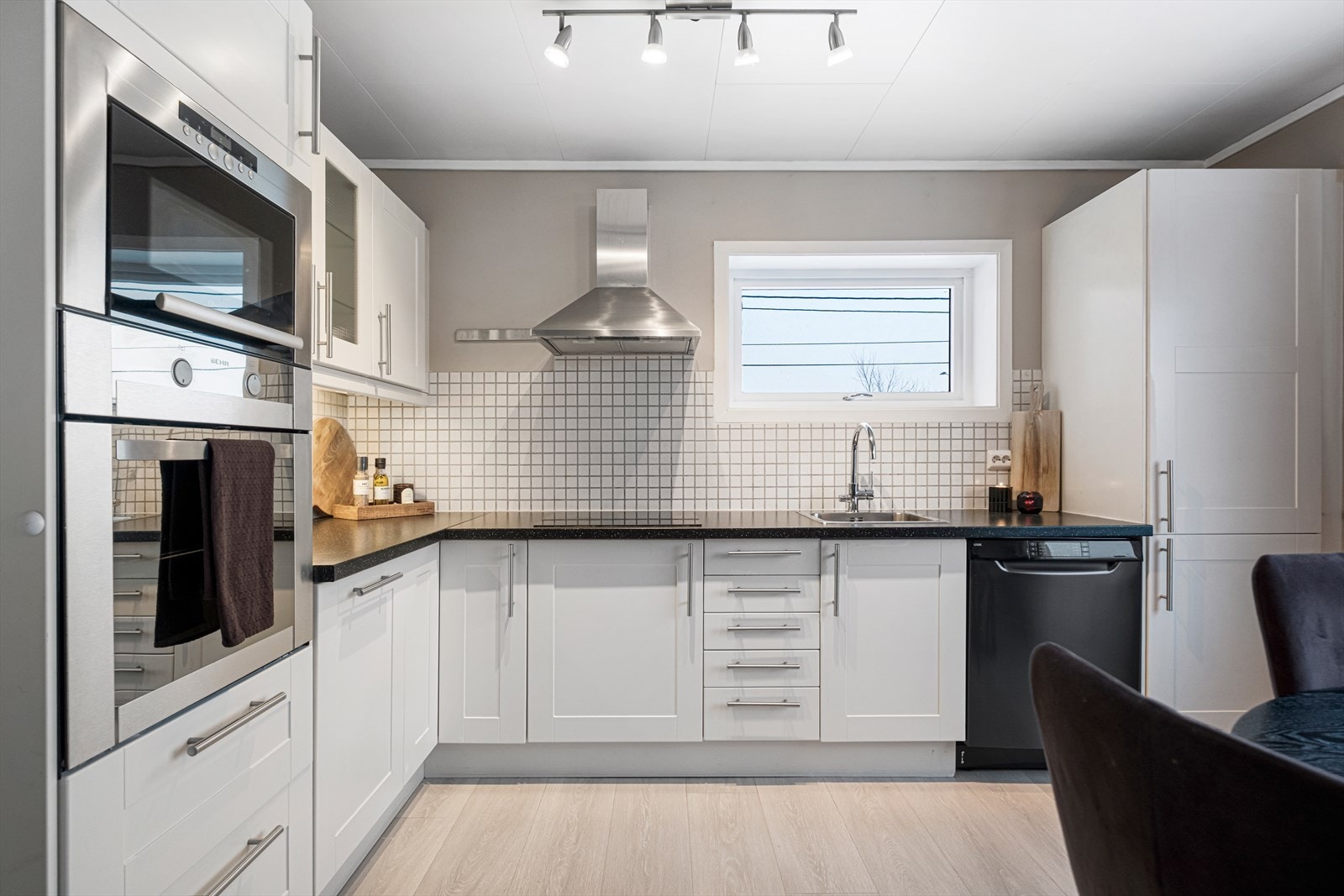 Kjøkkenet er utstyrt med integrert stekeovn og micro, samt fullintegrert kjøl/fryseskap. Galleribilde