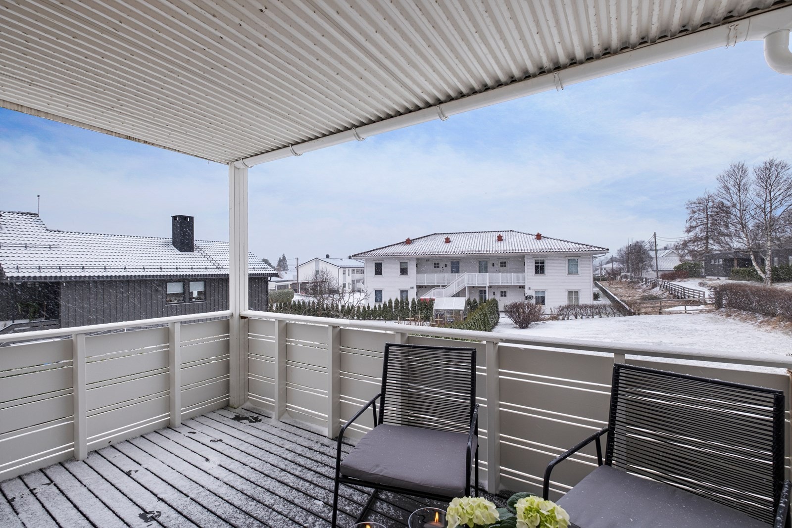 Vestvendt veranda på ca. 9,5 m². Galleribilde