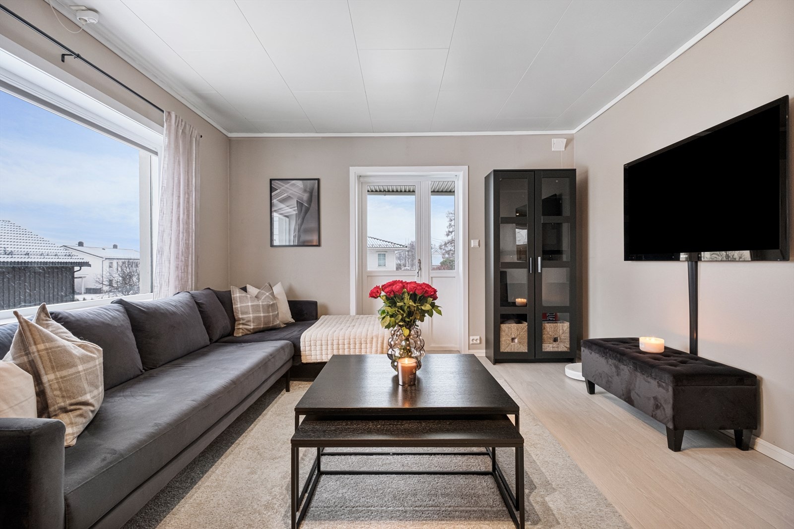 Romslig stue med god plass til stor sofagruppe. Galleribilde