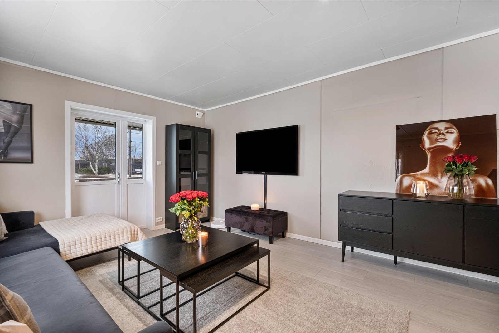 En innbydende og romslig leilighet med en gjennomtenkt og funksjonell planløsning. Galleribilde