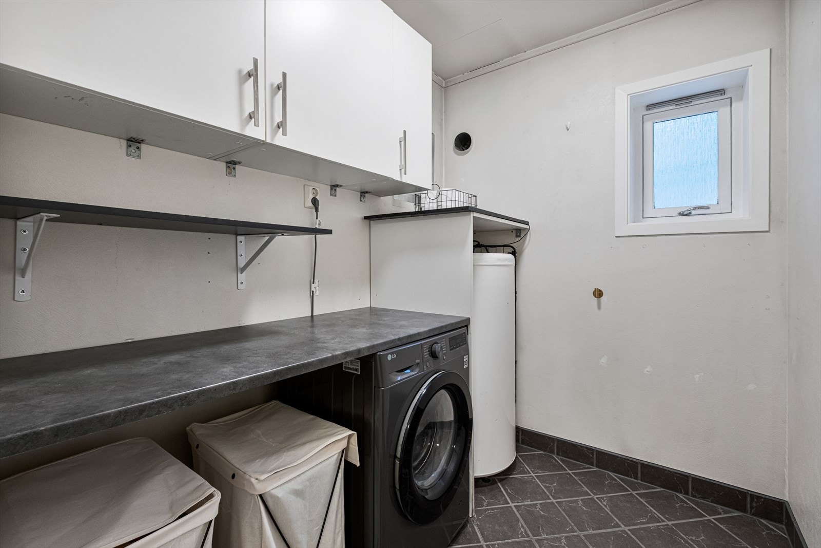 Vaskerom med opplegg for vaskemaskin. Galleribilde