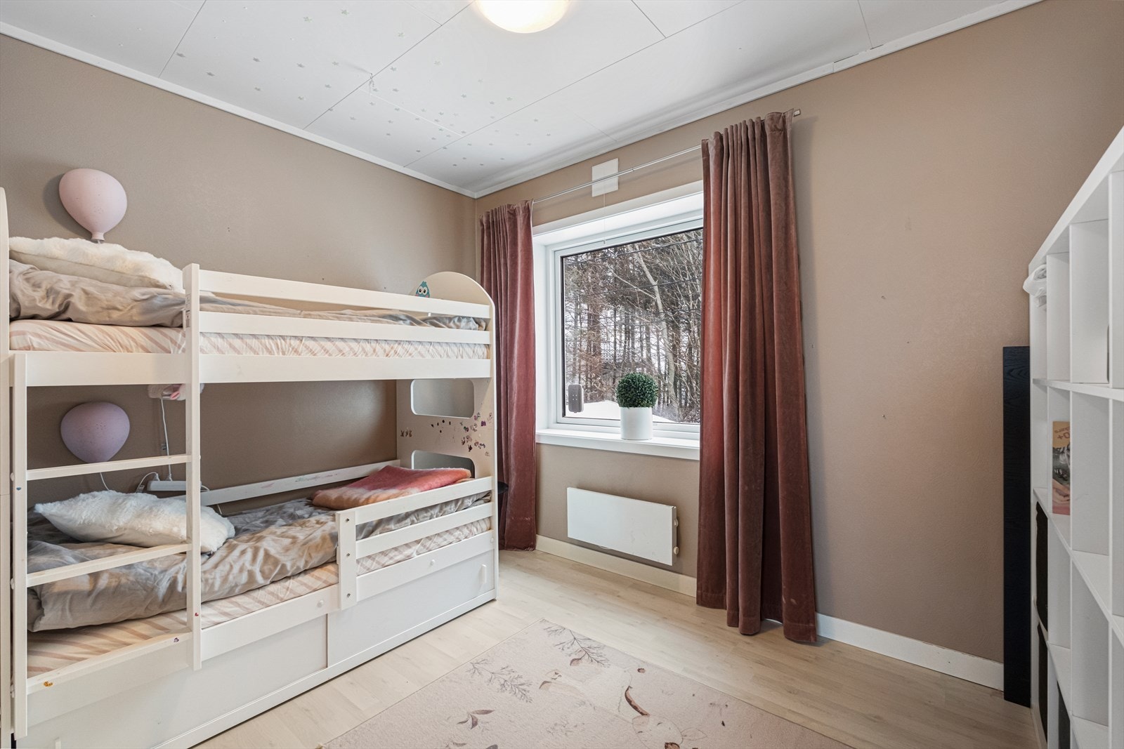 Soverommet har plass til både dobbeltseng og garderobeløsning. Galleribilde