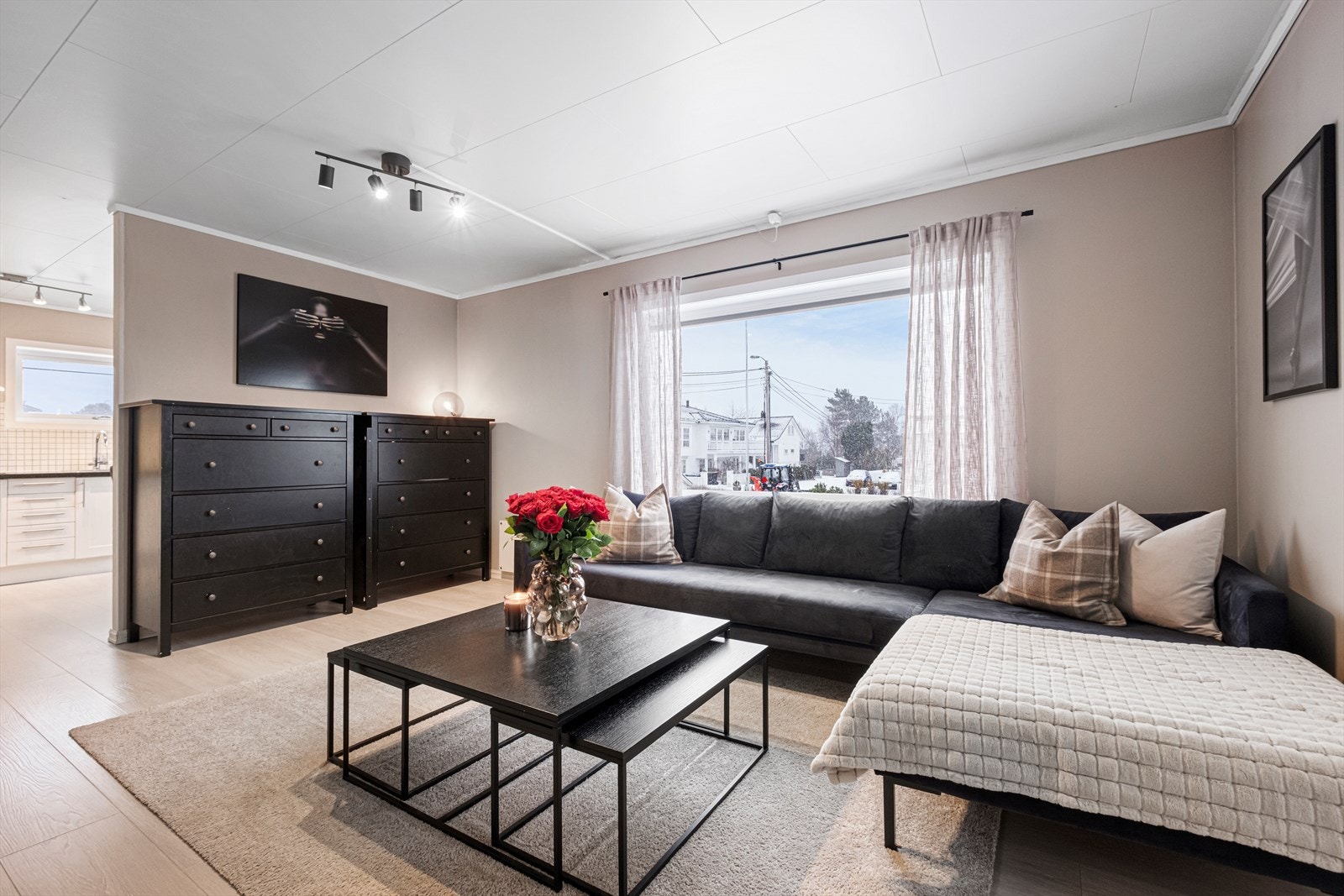 De store vindusflatene gir rikelig med naturlig lysinnslipp. Galleribilde