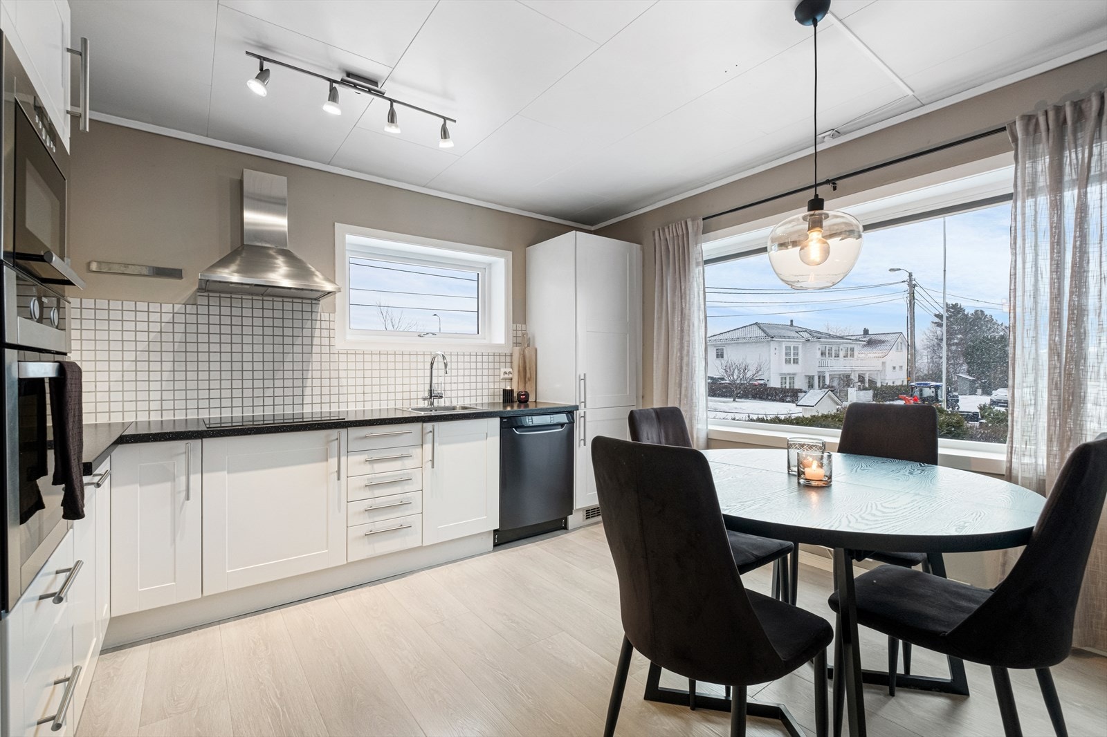 Lys kjøkkeninnredning med hvite folierte fronter. Galleribilde