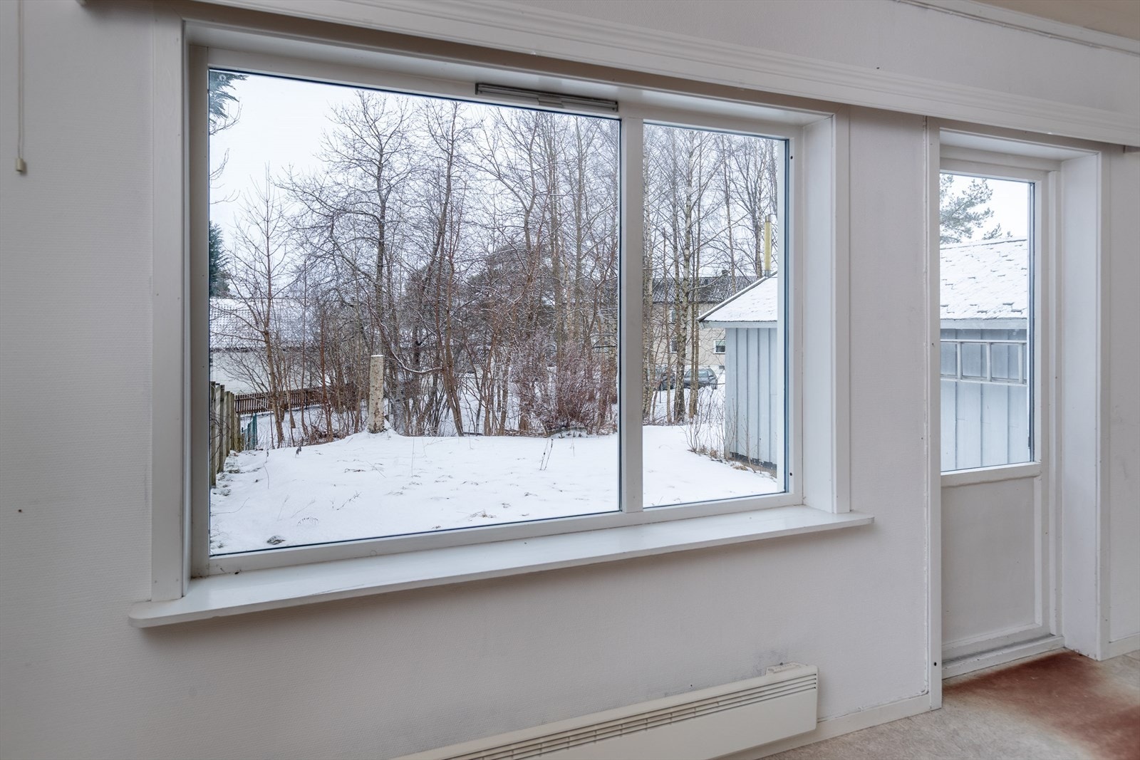 Fra stue er det utgang til terrasse og hagen Galleribilde