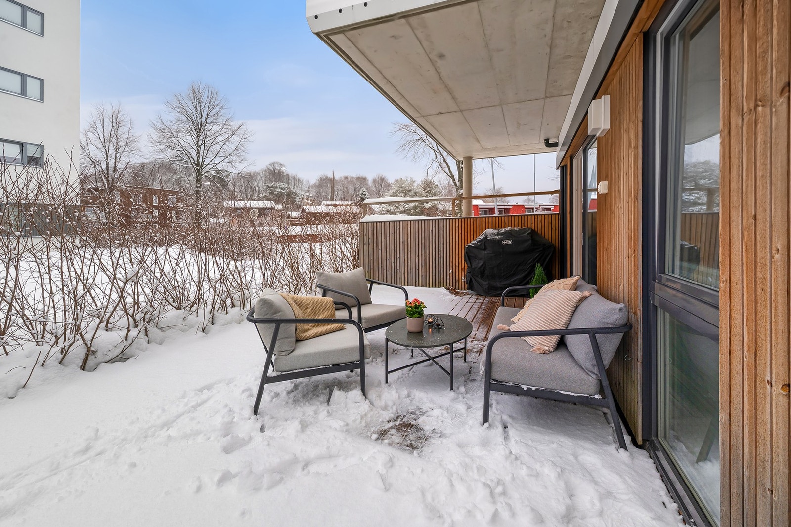 Balkongen oppleves lun og skjermet på sommerhalvåret, da hekken vokser seg frodig og fin. Galleribilde