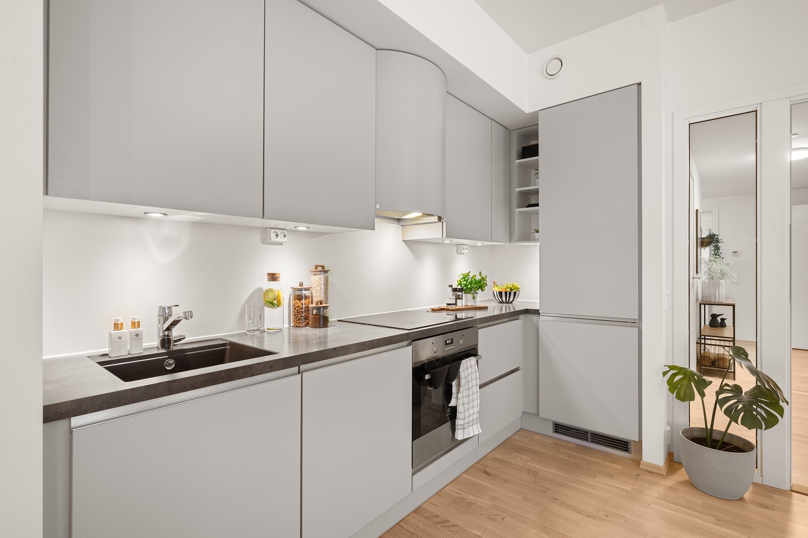 Kjøkkenet har integrert platetopp, stekeovn, oppvaskmaskin, kjøl/fryseskap og godt med skap- og benkeplass. Galleribilde