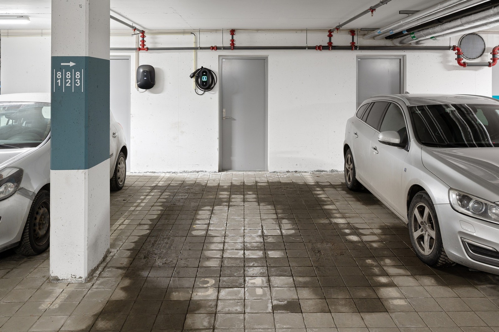 Her får du egen P-plass m/elbillader i felles parkeringsanlegg. Galleribilde