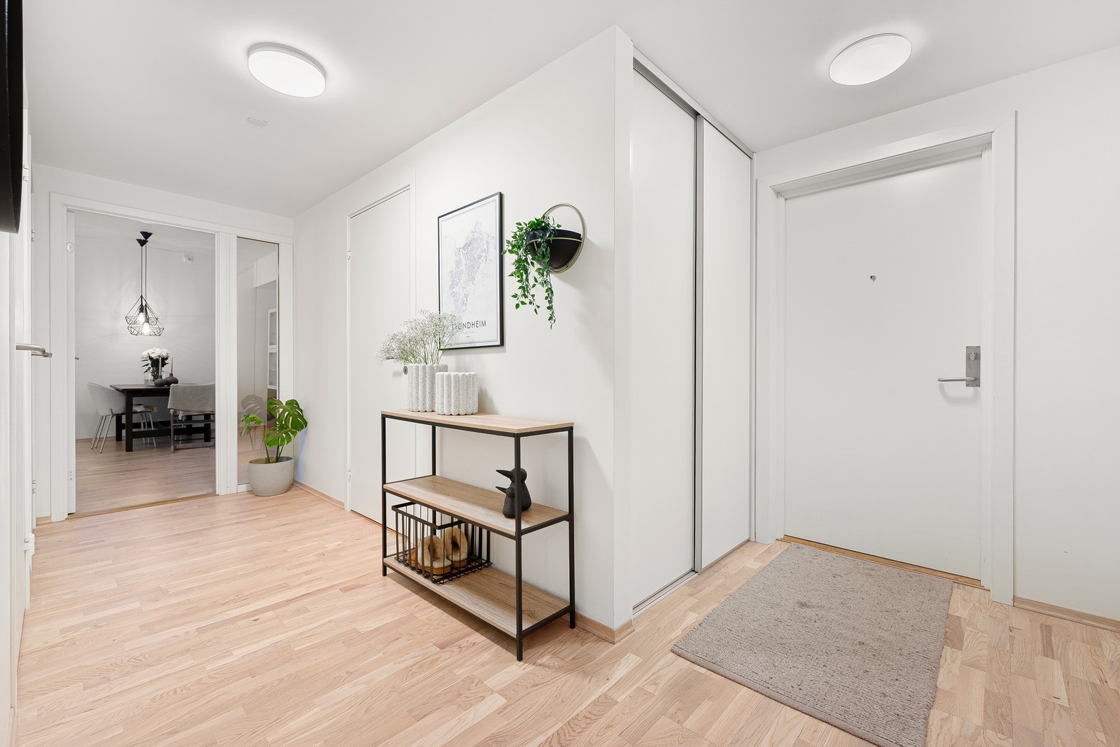 Stor og innbydende entré/gang på 10,3m² med god plass til å henge fra seg klær og utstyr. Galleribilde