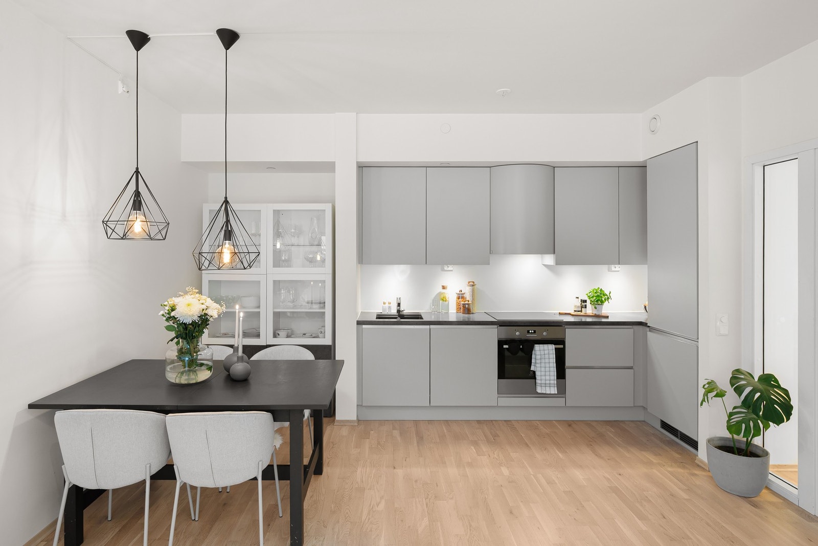 Spiseseksjon finner sin naturlige plassering like ved kjøkkenet. Galleribilde