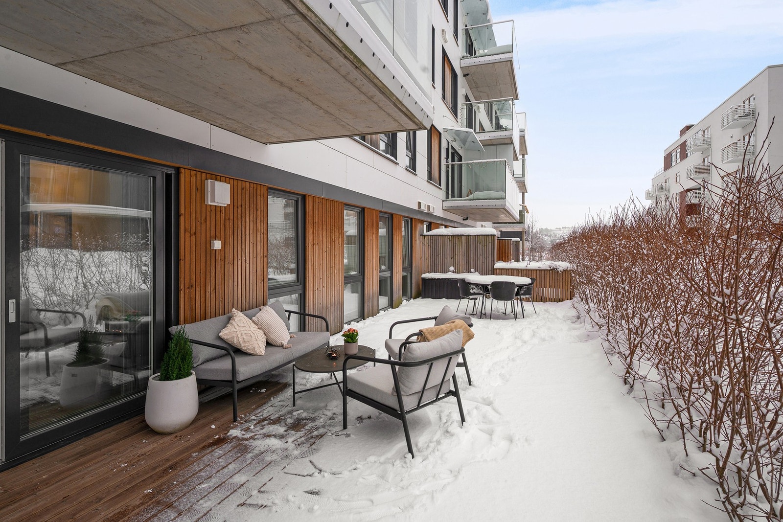 Terrassen er vestvendt og byr på gode solforhold på sommerhalvåret. Galleribilde