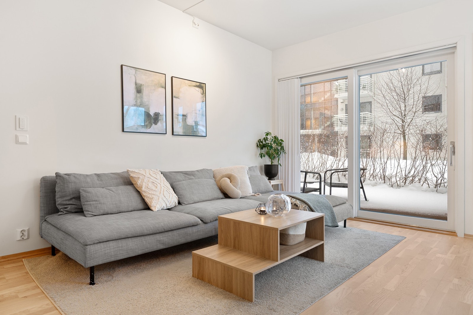 Store vindusflater som gir rikelig med naturlig lysinnslipp som bidrar til en lun og god atmosfære. Galleribilde