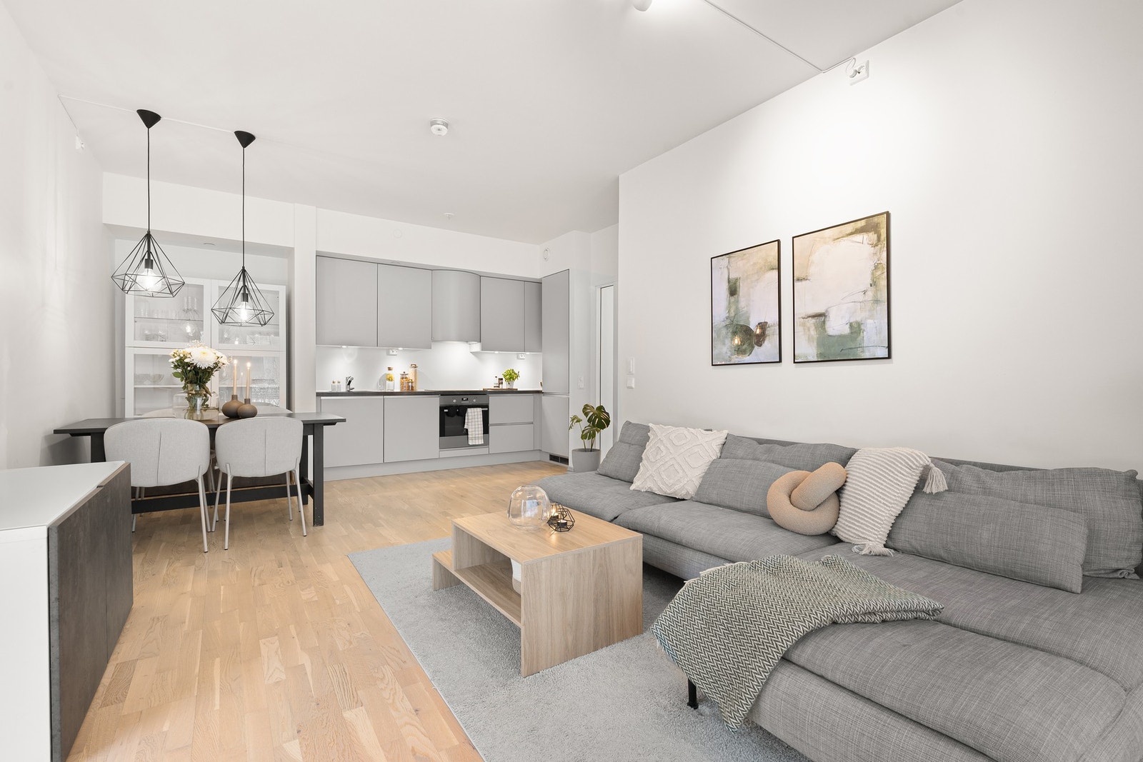 Åpen stue-/kjøkkenløsning på 25,2m² med ypperlige møbleringsmuligheter. Galleribilde