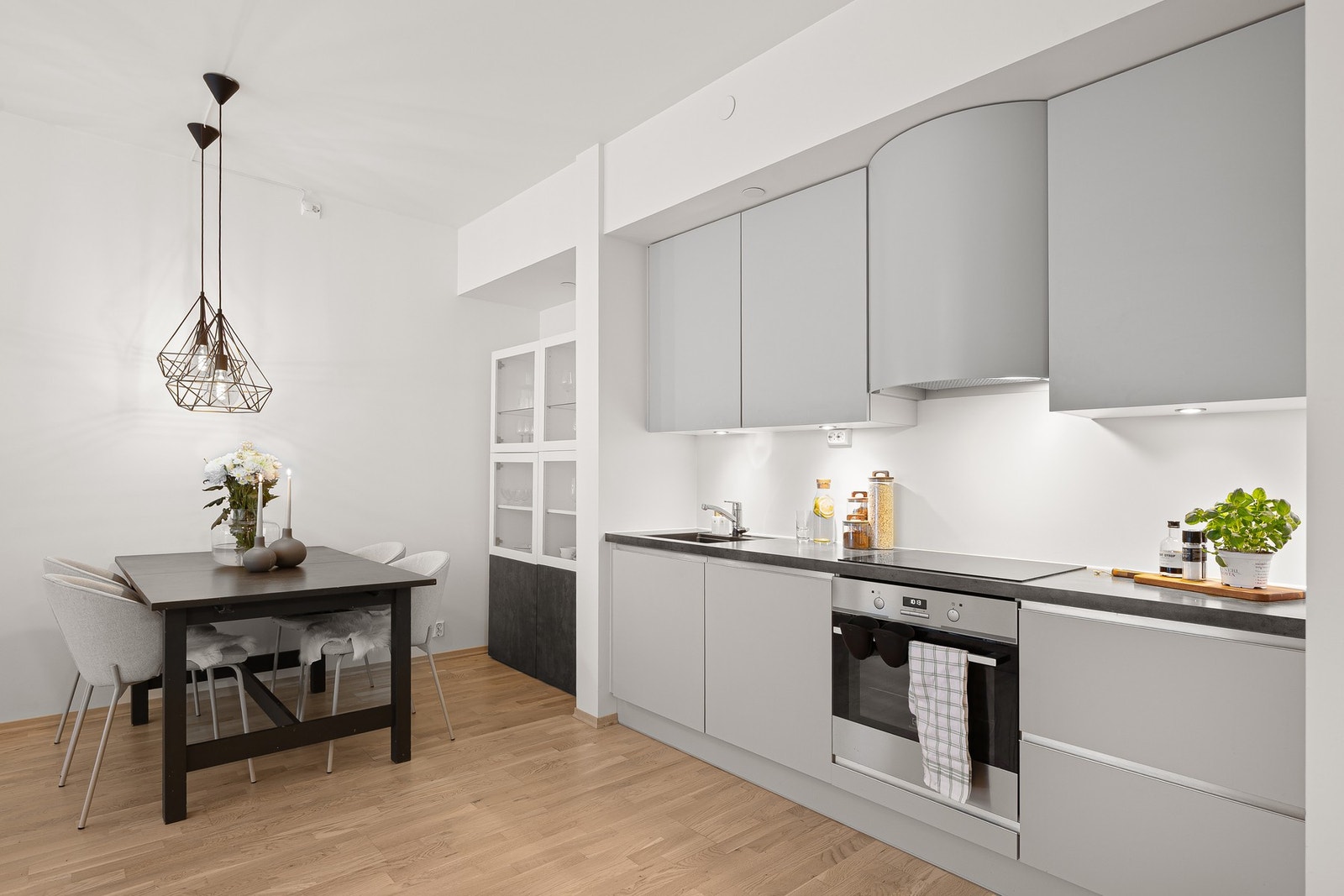 Lekker kjøkkeninnredning med plane fronter og laminert benkeplate. Galleribilde