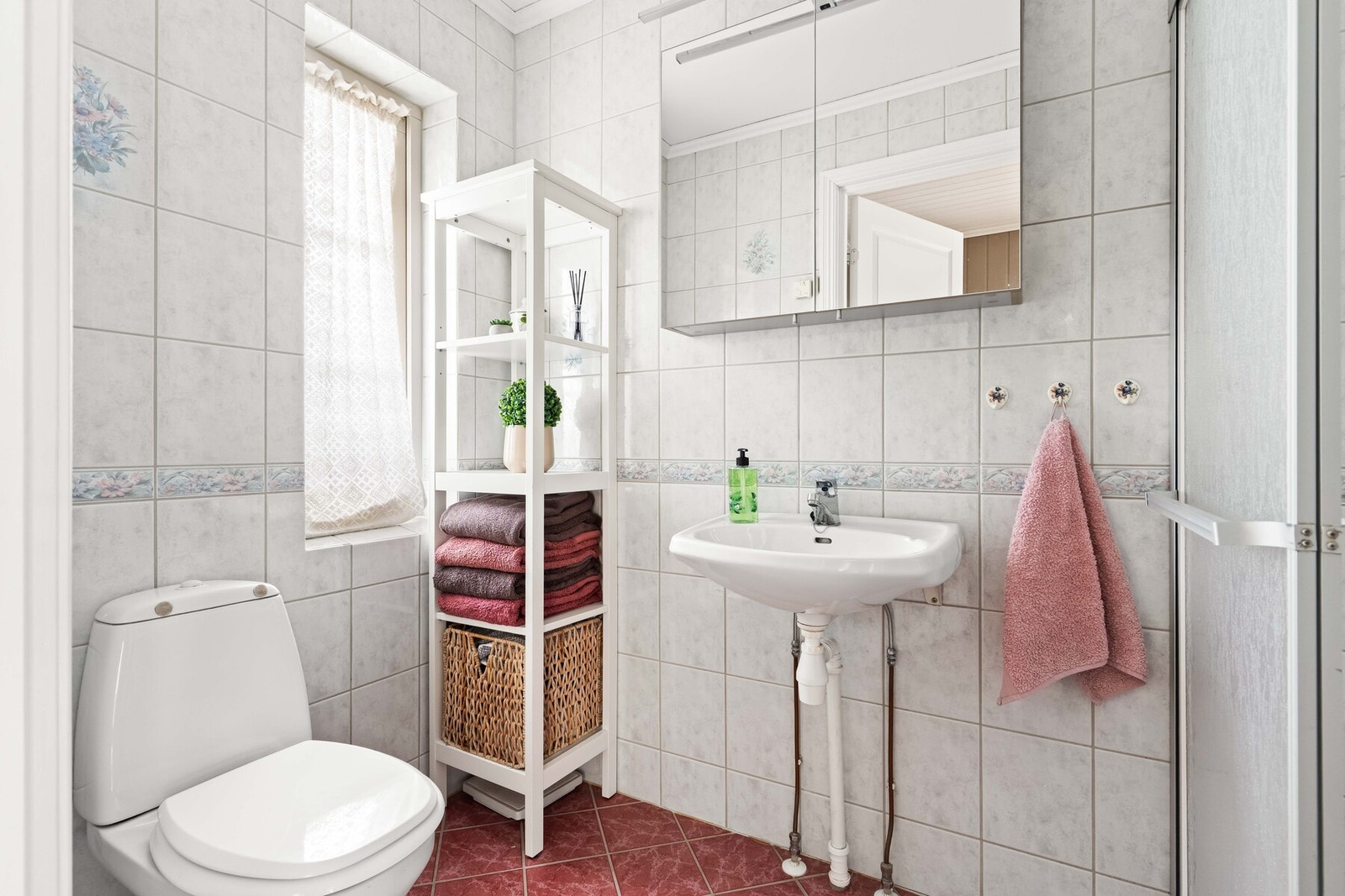 Praktisk bad med flislagte overflater. Galleribilde