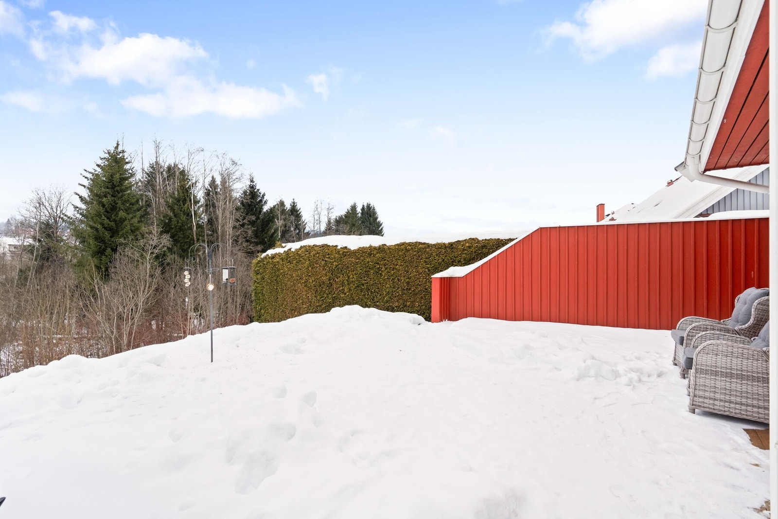 Terrassen ligger skjermet og privat til med hekk som avgrensning mot omgivelsene. Galleribilde