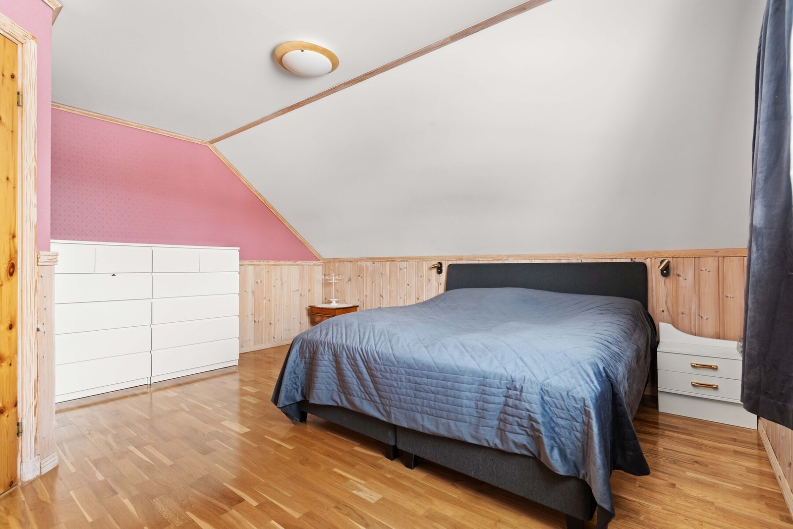 Romslig hovedsoverom med god plass til dobbeltseng og oppbevaring. Galleribilde